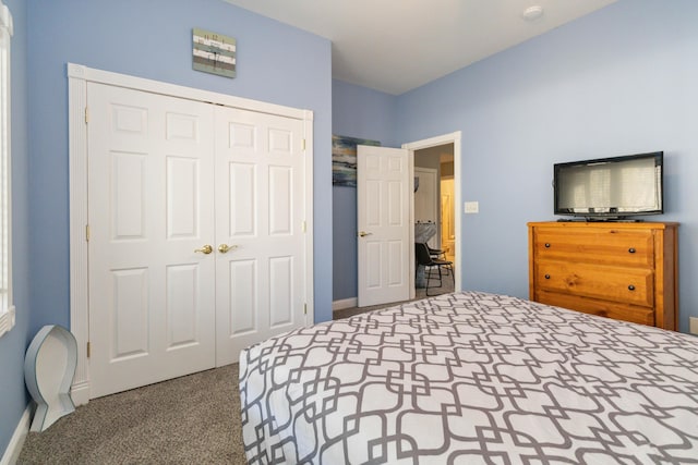 bedroom featuring carpet flooring and a closet