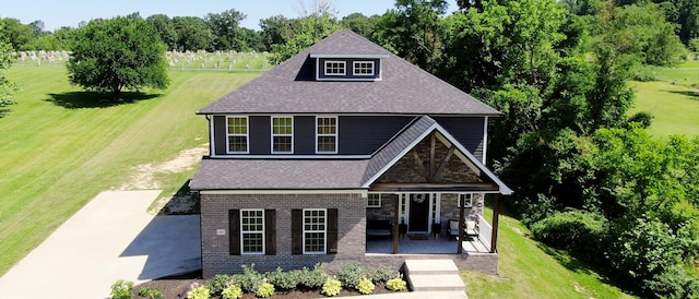 view of front of property featuring a front lawn