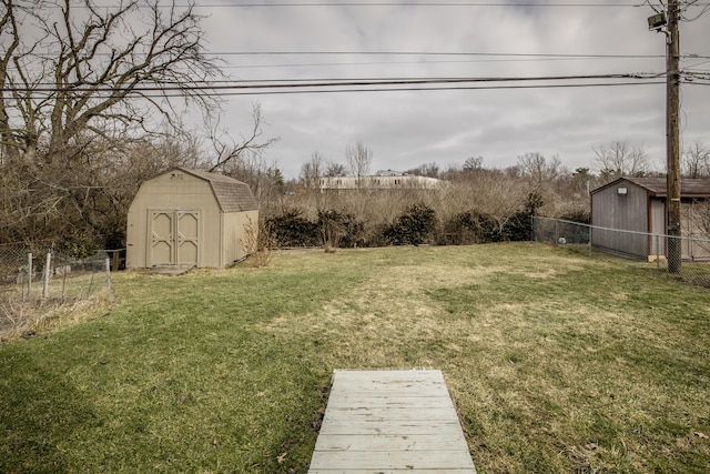 view of yard featuring a shed