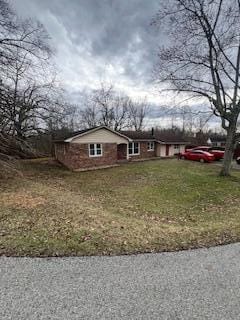 view of front of property featuring a front lawn