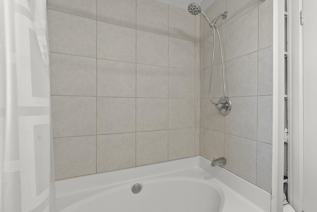 full bathroom featuring washtub / shower combination
