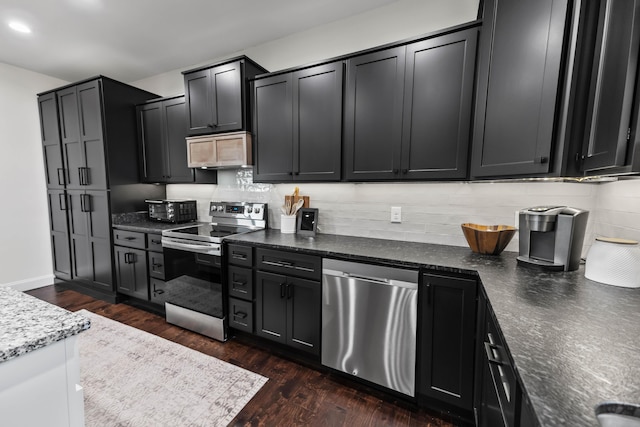 kitchen with stainless steel appliances, dark wood-type flooring, and backsplash