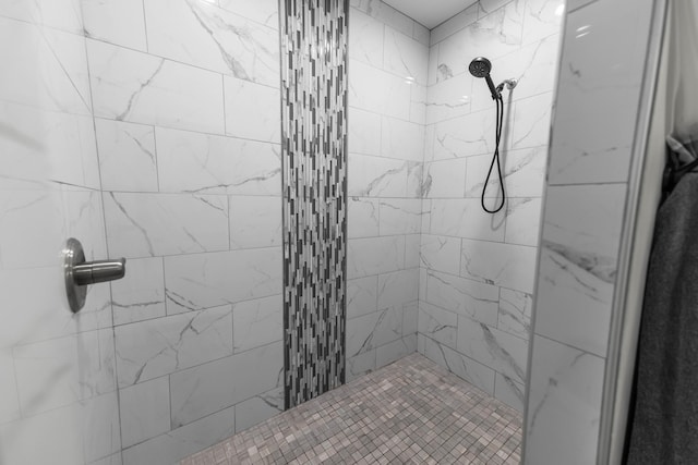 bathroom featuring a tile shower