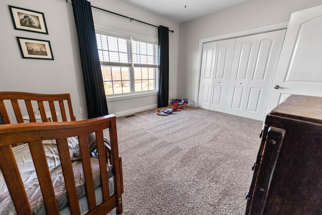 bedroom featuring carpet flooring and a closet