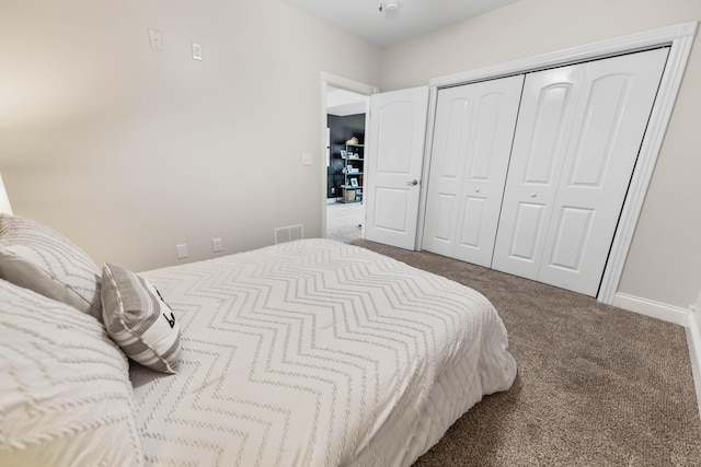 bedroom featuring carpet flooring and a closet