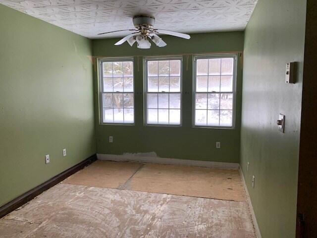 unfurnished room with ceiling fan