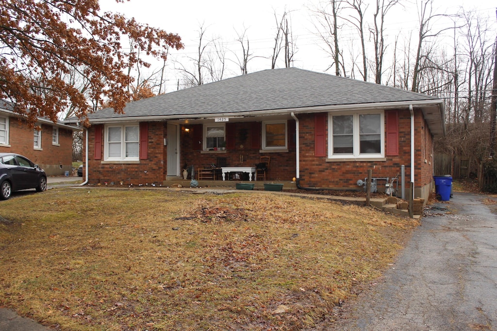 view of front of property featuring a front yard