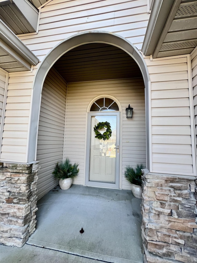 property entrance featuring a porch