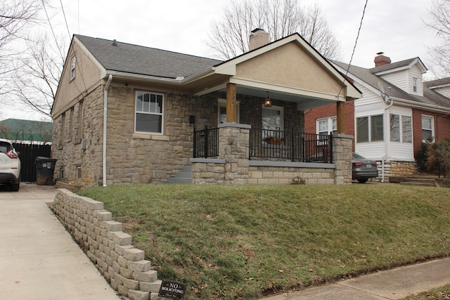 view of front of property featuring a porch and a front yard