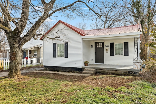 view of front facade featuring a porch and a front lawn