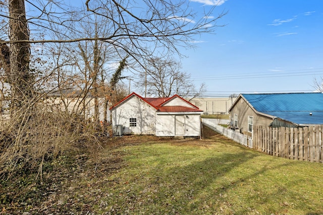 view of yard with an outdoor structure