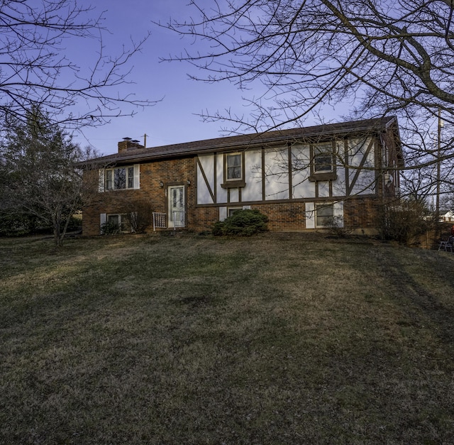 view of front of house featuring a yard