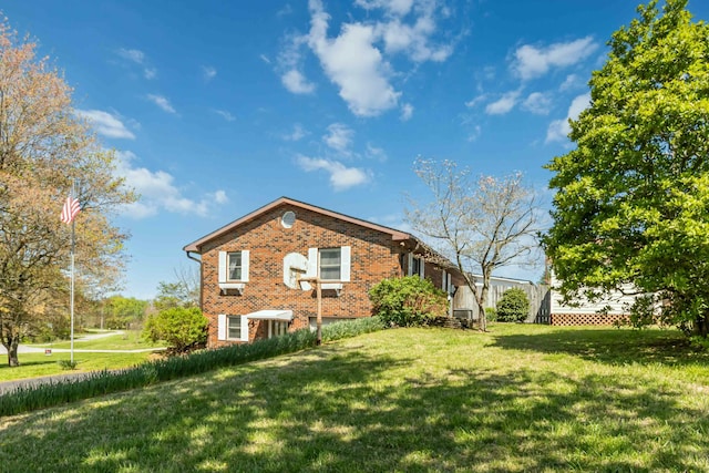 125 Thomas St, Somerset, KY 42503 - view of side of home with brick siding and a yard