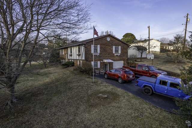 view of front facade featuring a front yard