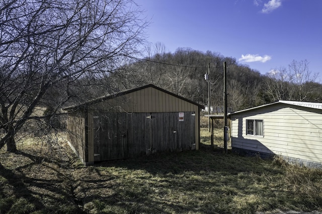 view of yard with an outdoor structure