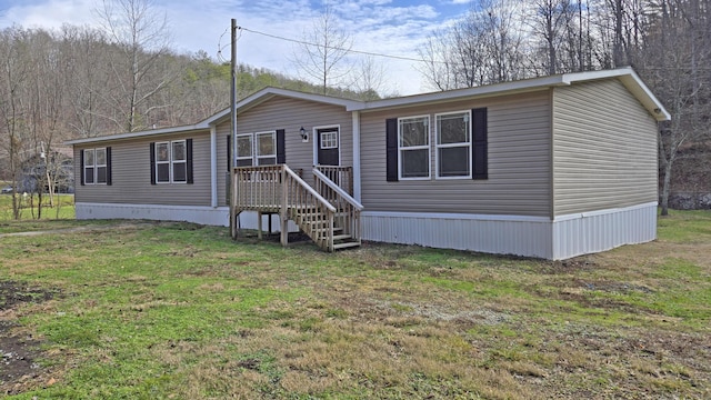 manufactured / mobile home with a front yard