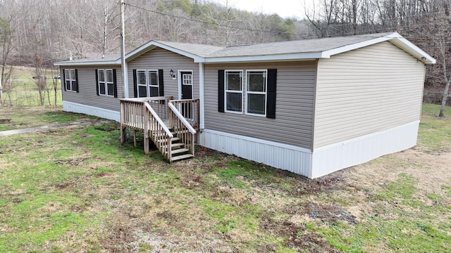 manufactured / mobile home with a front yard