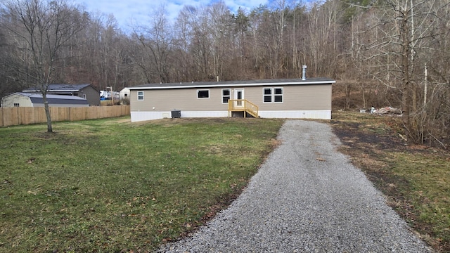 manufactured / mobile home featuring a front yard