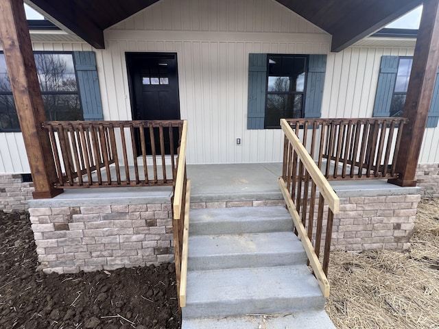 entrance to property featuring a porch