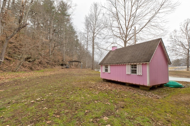 view of yard featuring an outdoor structure