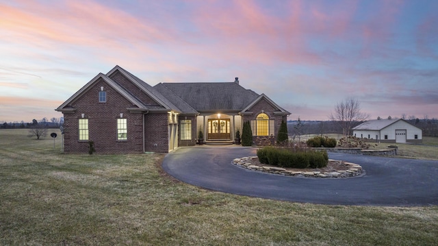 view of front of property featuring a yard