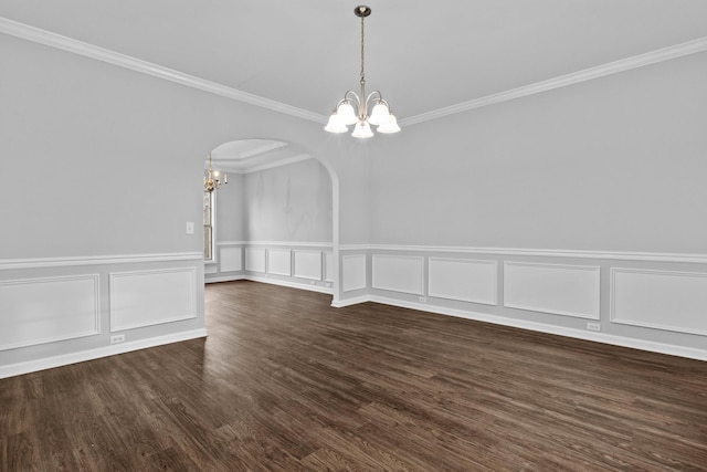 empty room featuring an inviting chandelier, crown molding, arched walkways, and dark wood-style flooring