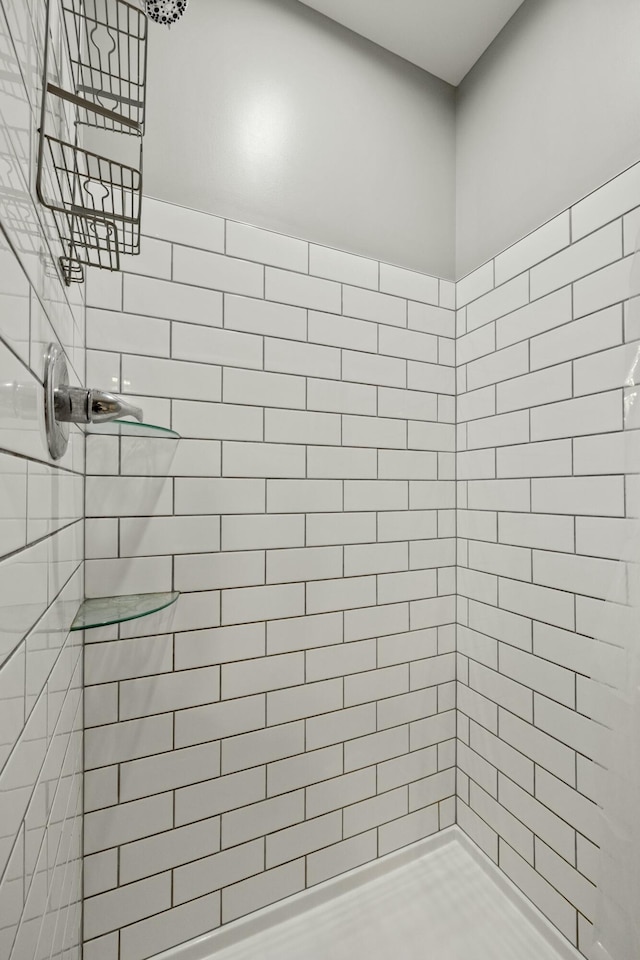 bathroom featuring a tile shower