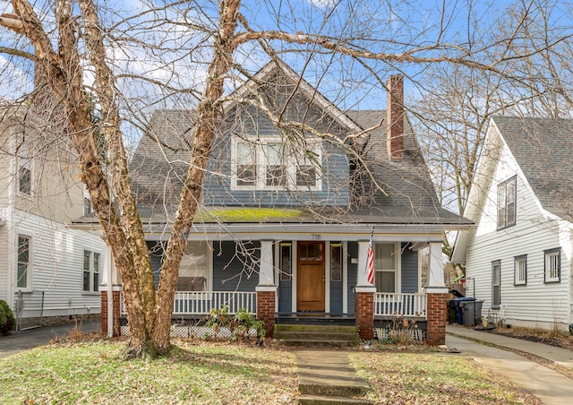 view of front of property featuring a front yard and covered porch