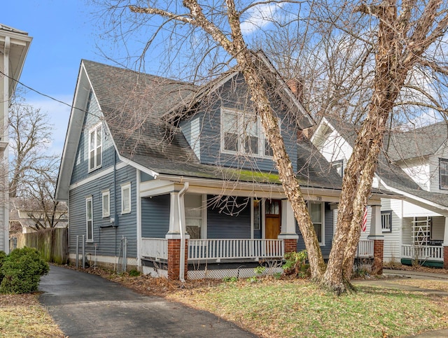 new england style home featuring a porch