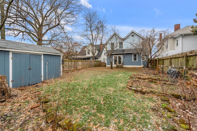 view of yard featuring a shed