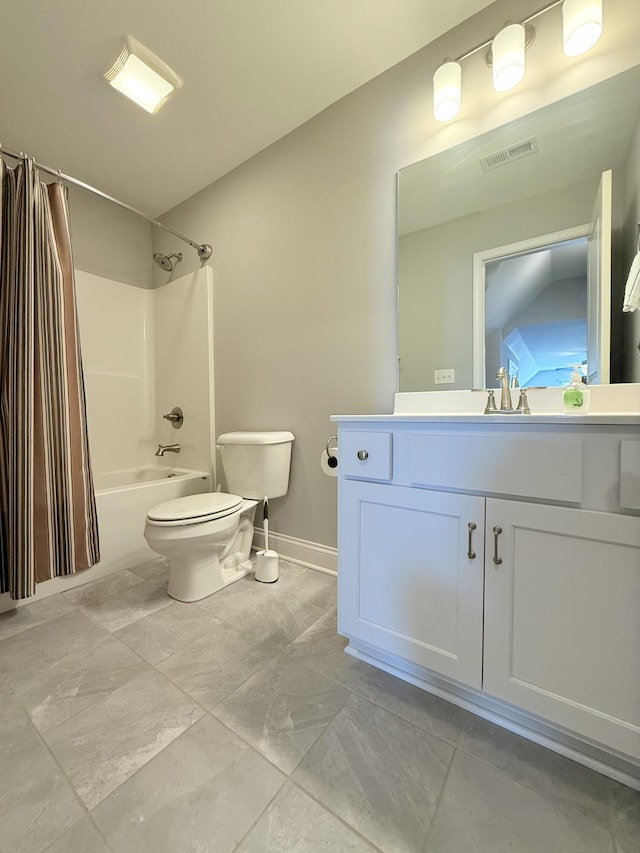 full bathroom featuring visible vents, shower / bath combo with shower curtain, toilet, baseboards, and vanity