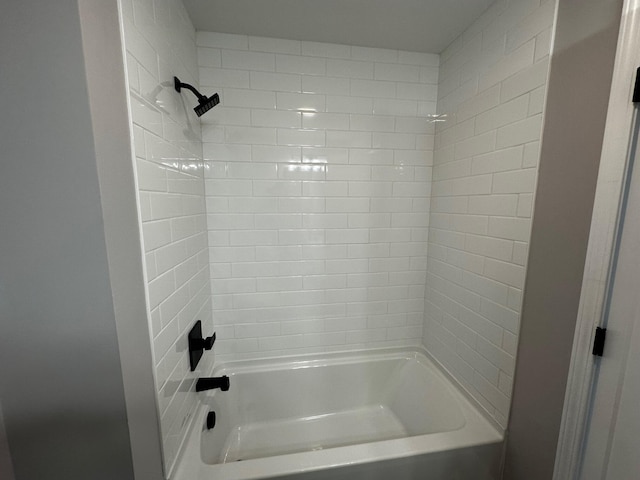 bathroom featuring tiled shower / bath combo