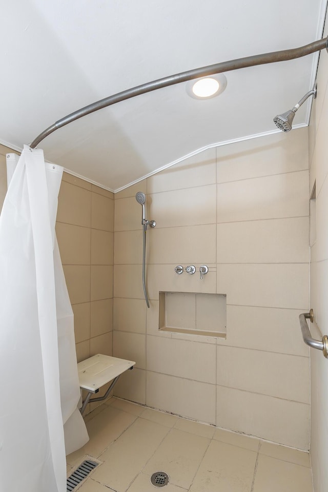 bathroom featuring a shower with shower curtain