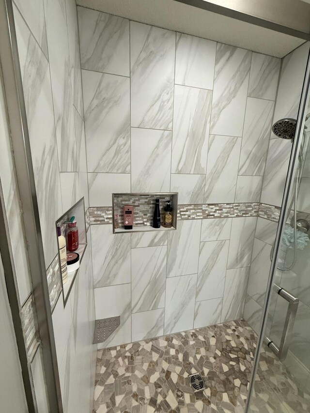 403 Chateau Pl, Bronston, KY 42518 - bathroom with a shower with shower door