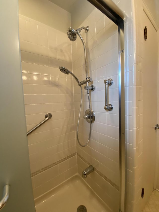 bathroom featuring a tile shower