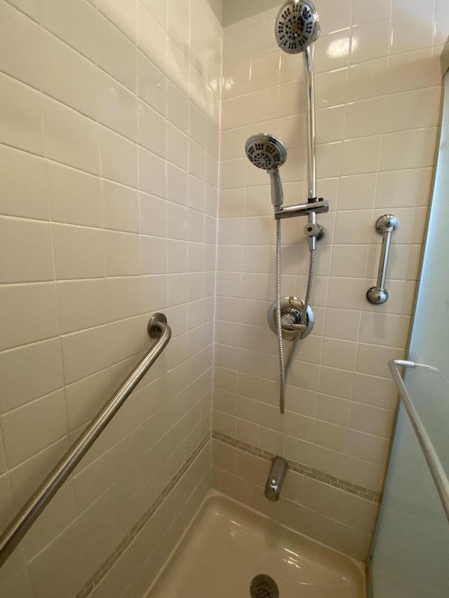 bathroom featuring tiled shower