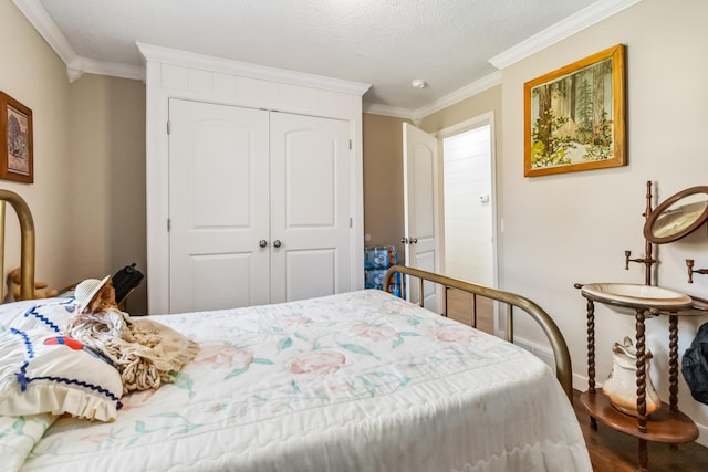 bedroom with crown molding, a textured ceiling, a closet, and hardwood / wood-style flooring