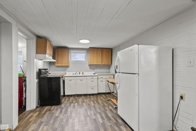 kitchen featuring sink, wood ceiling, dark hardwood / wood-style flooring, black range with electric cooktop, and white fridge