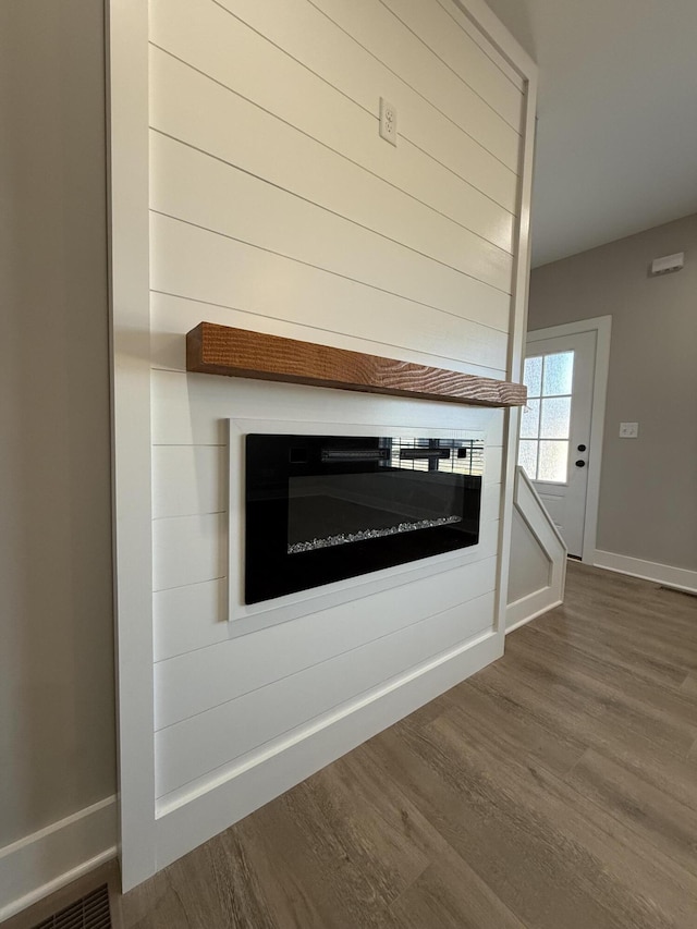 room details featuring hardwood / wood-style floors