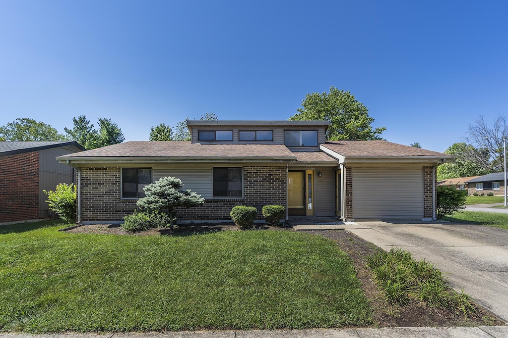 view of front facade featuring a front lawn