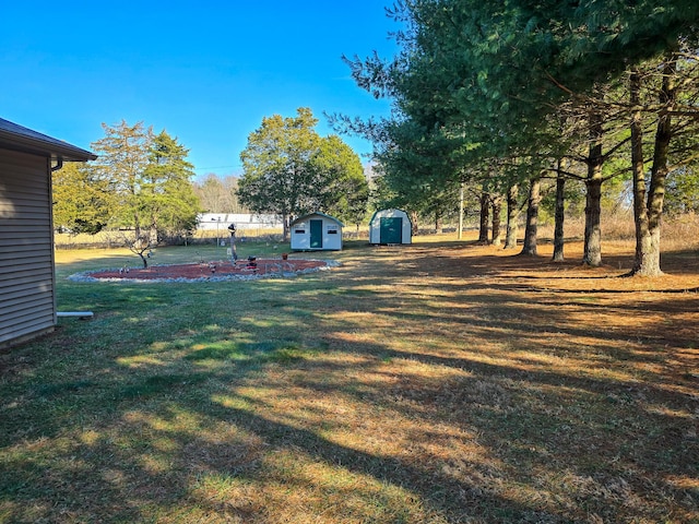 view of yard featuring a storage shed