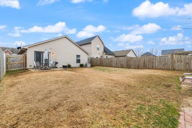 view of yard featuring a patio