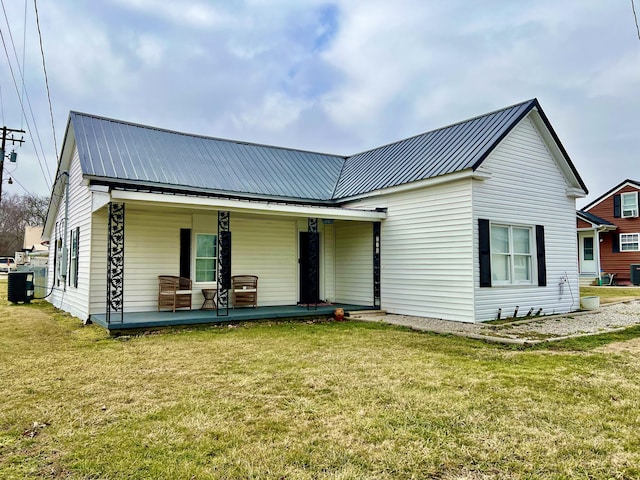 view of front of house featuring a porch, cooling unit, and a front yard