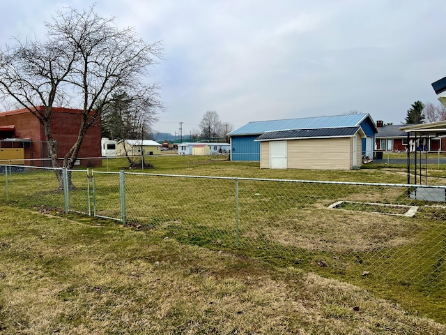 view of yard featuring an outbuilding