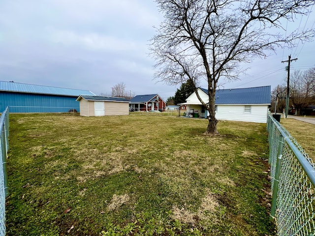 view of yard featuring a shed