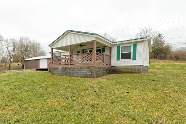 view of front of house featuring a front lawn and ceiling fan