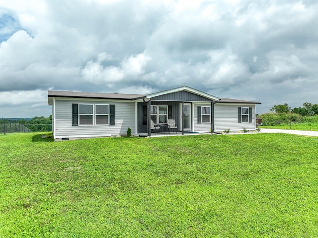 view of front of home featuring a front lawn