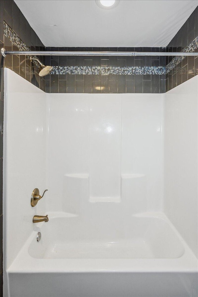 bathroom featuring tiled shower / bath