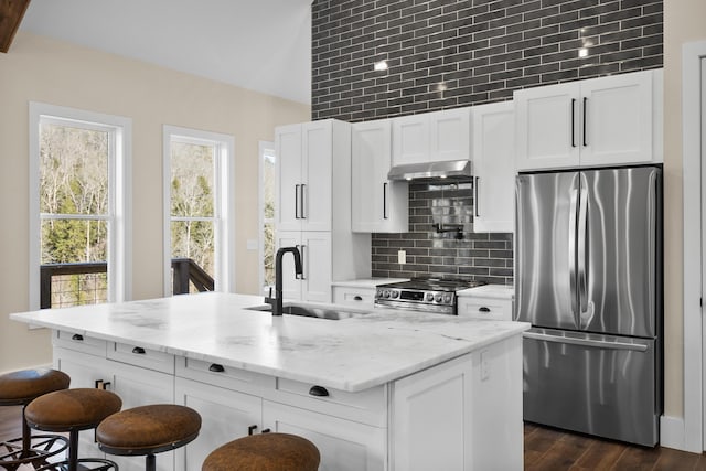 780 Lake Rd, London, KY 40741 - kitchen featuring appliances with stainless steel finishes, a sink, a breakfast bar, and white cabinetry
