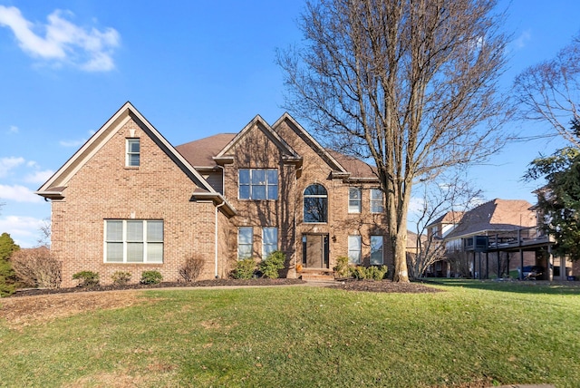 view of front of home featuring a front lawn